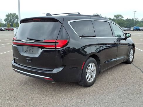 Used 2022 Chrysler Pacifica Touring-L FWD image 4