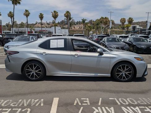 Used 2021 Toyota Camry SE FWD image 3