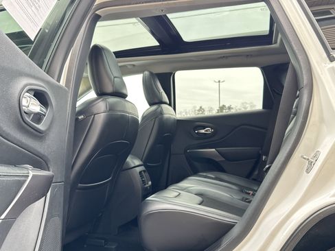 Used 2019 Jeep Cherokee Latitude Plus w/ Comfort/Convenience Group image 10