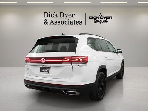Used 2024 Volkswagen Atlas SE w/ Black Wheel Package FWD image 2