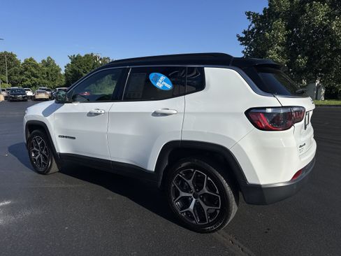 Used 2025 Jeep Compass Limited AWD/4WD image 3