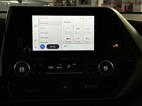 Used 2023 Toyota Highlander XLE FWD image 18