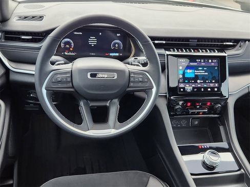 Used 2024 Jeep Grand Cherokee Altitude image 9