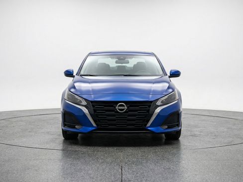 Used 2025 Nissan Altima 2.5 SV image 2