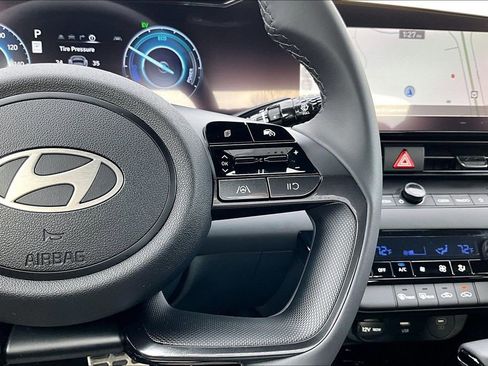 Used 2025 Hyundai Elantra SEL image 18