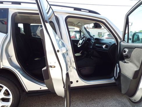 Used 2018 Jeep Renegade Latitude image 27