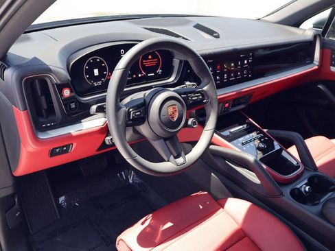 Certified 2025 Porsche Cayenne AWD/4WD image 4