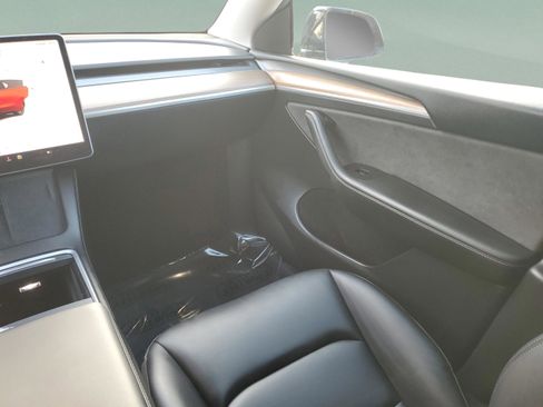 Used 2025 Tesla Model Y Long Range image 14