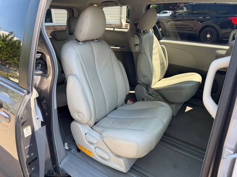 Used 2011 Toyota Sienna LE FWD image 20
