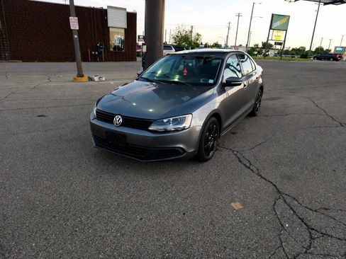 Used 2011 Volkswagen Jetta SE FWD image 8