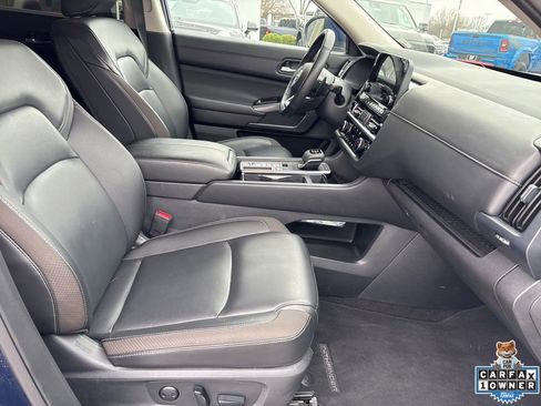 Used 2025 Nissan Pathfinder SL FWD image 57