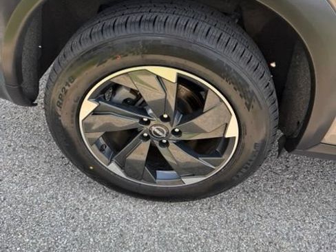 Used 2025 Nissan Rogue SV AWD/4WD image 12