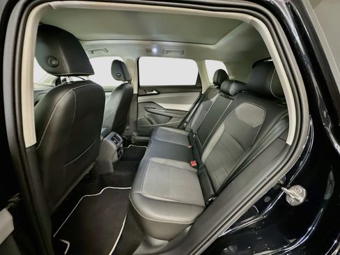 Used 2023 Volkswagen Taos SE w/ Panoramic Sunroof Package AWD/4WD image 30