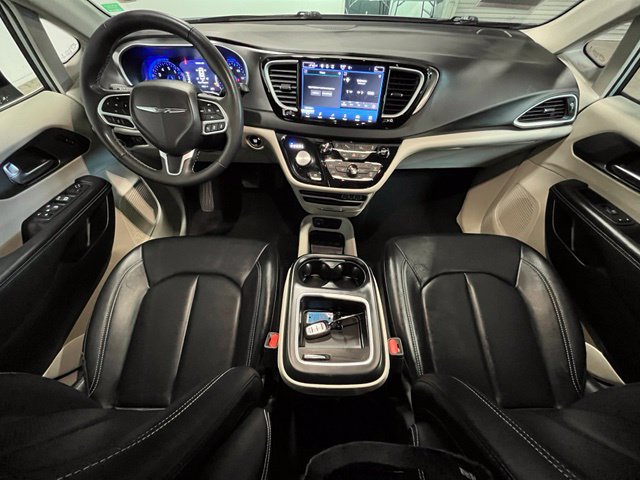 Used 2024 Chrysler Pacifica Touring-L FWD image 17