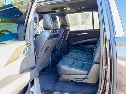 Used 2018 Cadillac Escalade ESV Platinum AWD/4WD image 10