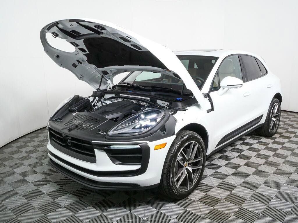 Certified 2026 Porsche Macan AWD/4WD image 34