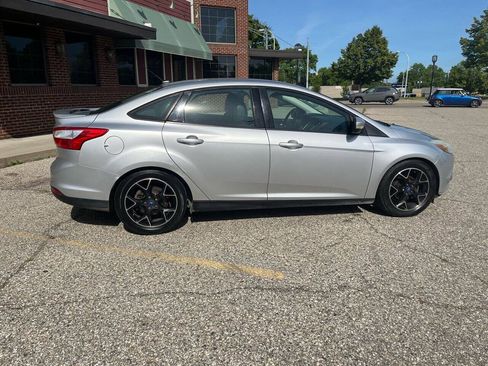 Used 2014 Ford Focus SE w/ Equipment Group 201A FWD image 4