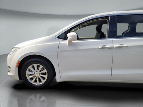 Used 2019 Chrysler Pacifica Touring Plus image 36
