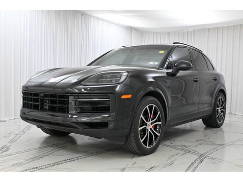 Used 2024 Porsche Cayenne S AWD/4WD image 4