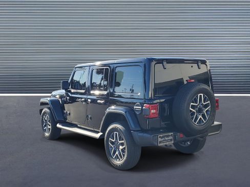 Used 2025 Jeep Wrangler Sahara image 4