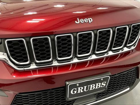 Used 2023 Jeep Grand Cherokee Laredo AWD/4WD image 29