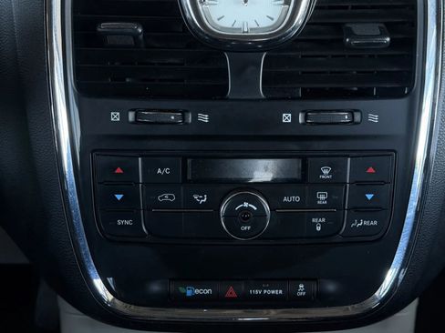 Used 2016 Chrysler Town & Country Touring FWD image 30