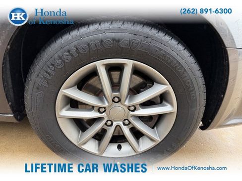 Used 2016 Dodge Grand Caravan SE image 3