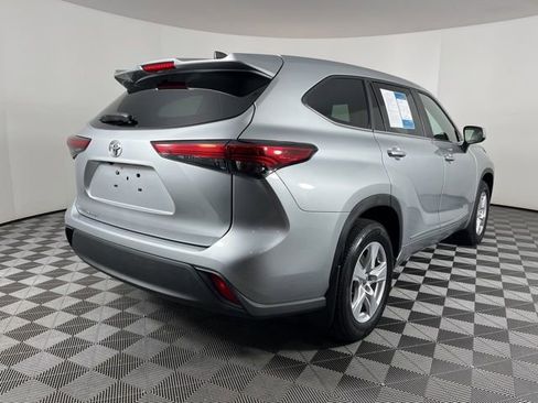 Used 2023 Toyota Highlander L FWD image 11