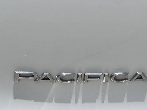 Used 2024 Chrysler Pacifica Touring-L FWD image 13