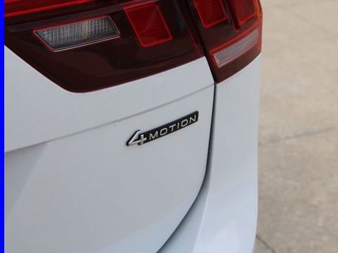 Used 2023 Volkswagen Tiguan SE w/ Panoramic Sunroof Package image 8