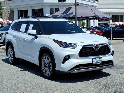 Used 2023 Toyota Highlander Platinum FWD image 3