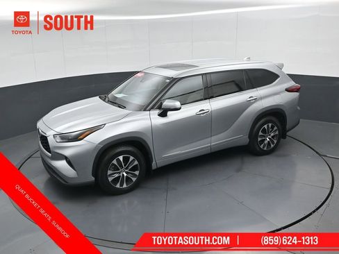Used 2022 Toyota Highlander XLE AWD/4WD image 54