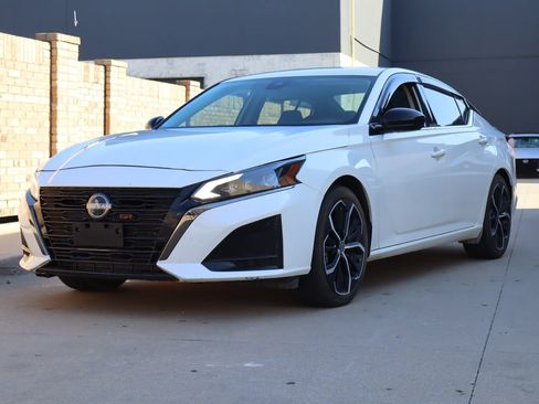 Used 2024 Nissan Altima 2.5 SR FWD image 2