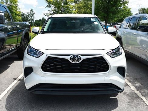Used 2021 Toyota Highlander L FWD image 2