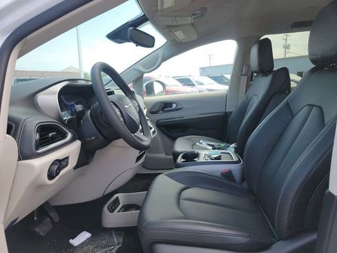 New 2023 Chrysler Pacifica Touring-L image 40