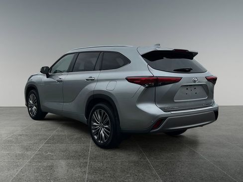 Used 2022 Toyota Highlander Platinum image 5