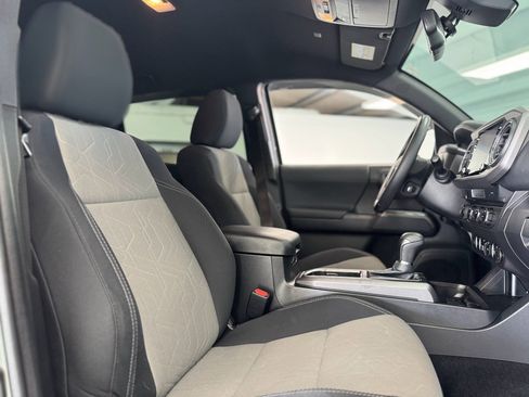 Used 2022 Toyota Tacoma TRD Sport w/ Technology Package image 27