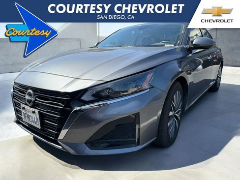 Used 2023 Nissan Altima 2.5 SV image 1