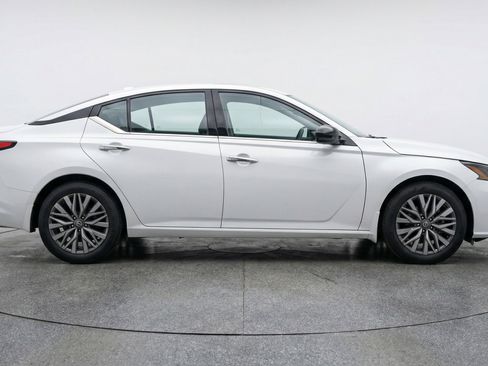 Used 2025 Nissan Altima 2.5 SV image 11