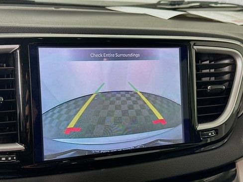 Used 2024 Chrysler Pacifica Touring-L FWD image 17