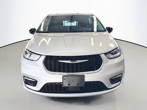 Used 2024 Chrysler Pacifica Limited FWD image 2