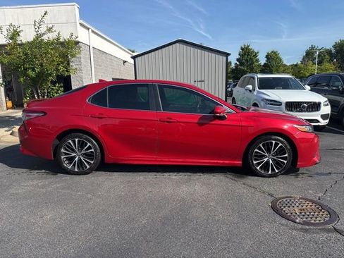 Used 2019 Toyota Camry SE w/ Convenience Package FWD image 6