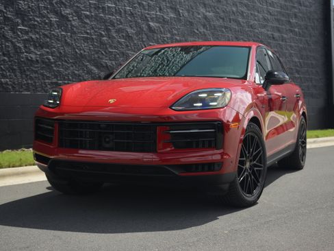 Certified 2025 Porsche Cayenne S AWD/4WD image 1