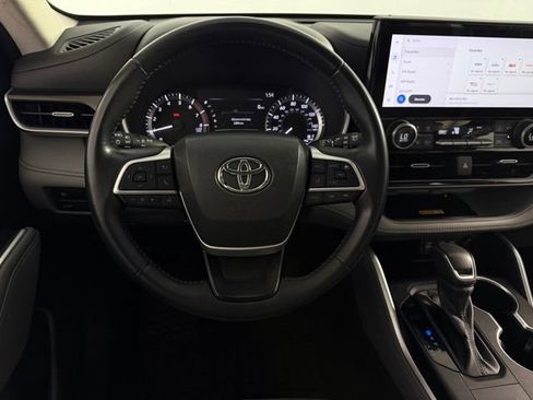 Used 2023 Toyota Highlander XLE FWD image 22