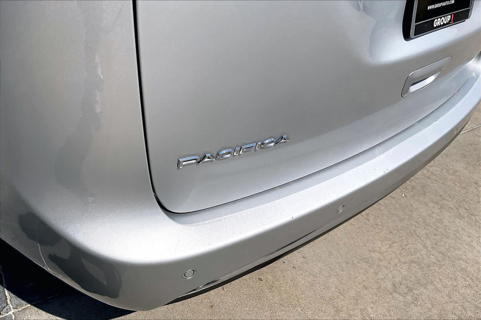 Used 2024 Chrysler Pacifica Touring-L FWD image 9