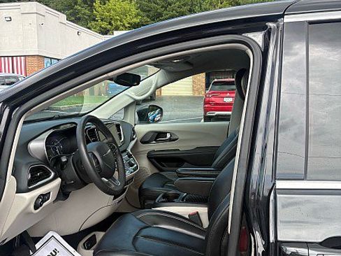 Used 2023 Chrysler Pacifica Touring-L FWD image 13