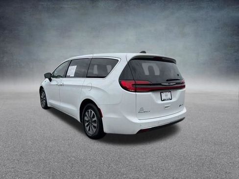 Used 2024 Chrysler Pacifica Limited FWD image 8