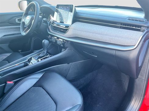 Used 2025 Jeep Compass Latitude image 28