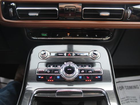 Used 2022 Lincoln Nautilus Reserve w/ Equipment Group 202A image 13