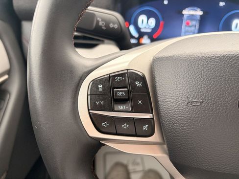 Used 2025 Ford Explorer Active AWD/4WD image 16